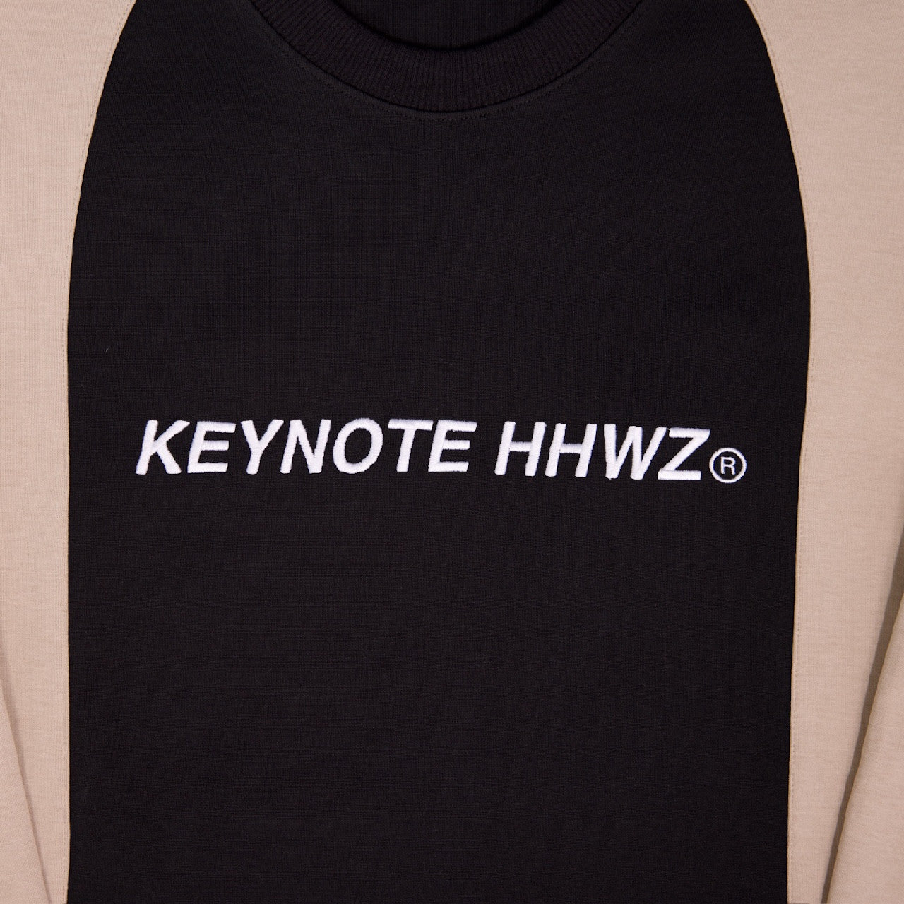 KEYNOTE | Typeface Embroidery Two-Hued L/S Tee Black/Brown