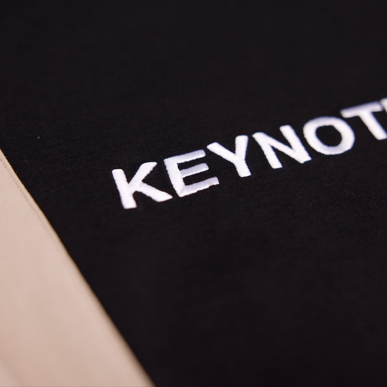 KEYNOTE | Typeface Embroidery Two-Hued L/S Tee Black/Brown