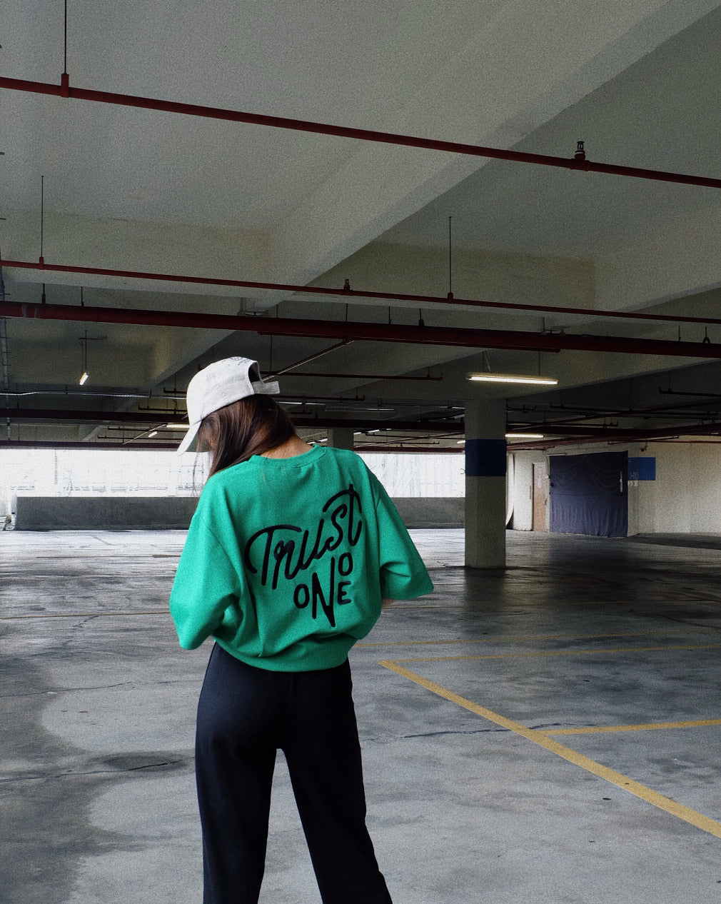 TRUST NO ONE | Embroidery Basic Logo Tee Green